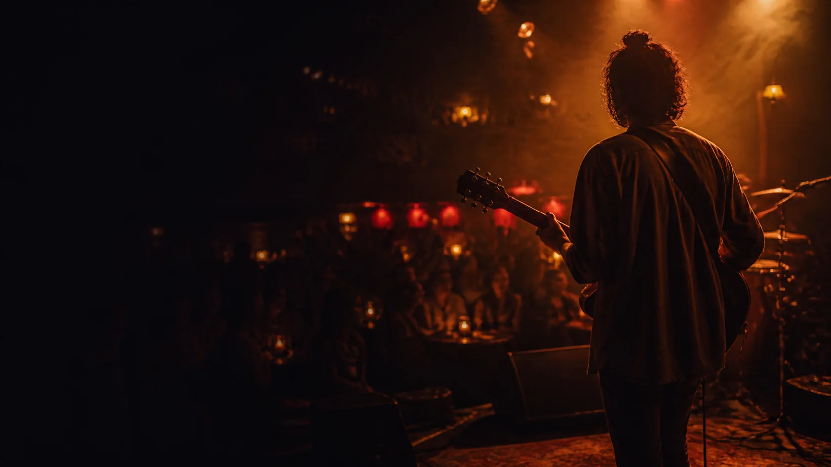 Artista em palco diante do público